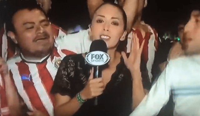 ¡Indignante! Reportera de Fox Sports fue manoseada por hinchas del Chivas [VIDEO]