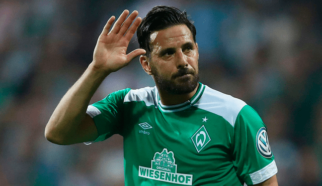 Claudio Pizarro: directivo del Werder Bremen criticó la actitud del peruano al posar con una cerveza cuando el equipo pelea el descenso.