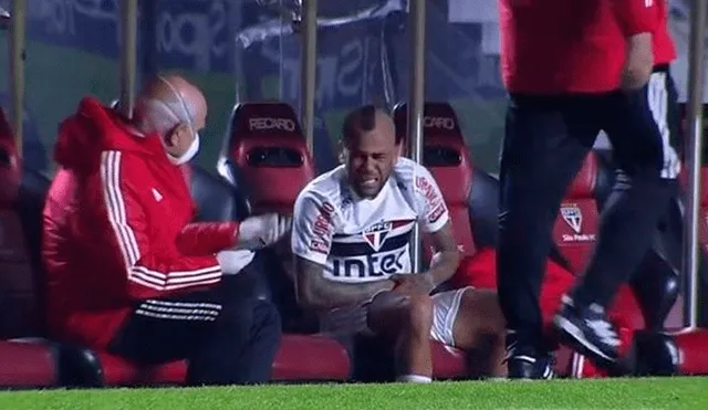Dani Alves sufrió una fractura en el antebrazo derecho y no jugaría en el reinicio de la Copa Libertadores 2020. | Foto: Difusión