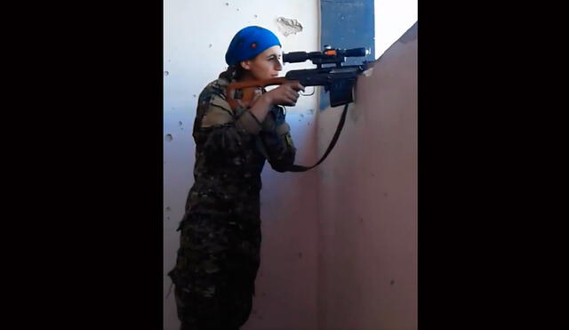 En YouTube, la increíble reacción de esta francotiradora cuando bala roza su cabeza 