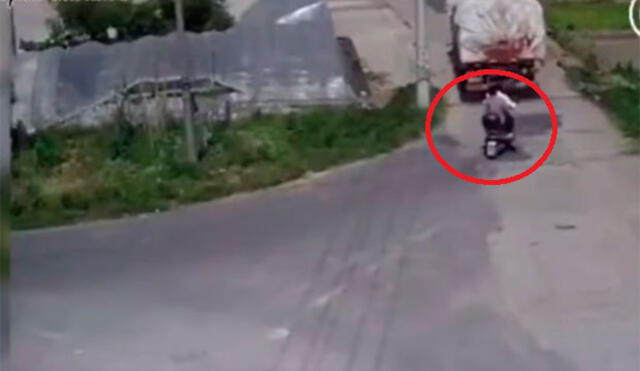 YouTube: impactante video muestra el momento en que un motociclista es arrollado por un camión