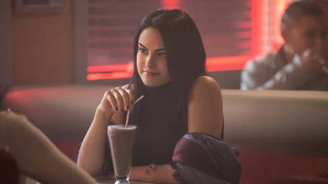 La actriz de Riverdale aparece en un video donde demuestra sus dotes para el baile con conocida canción.