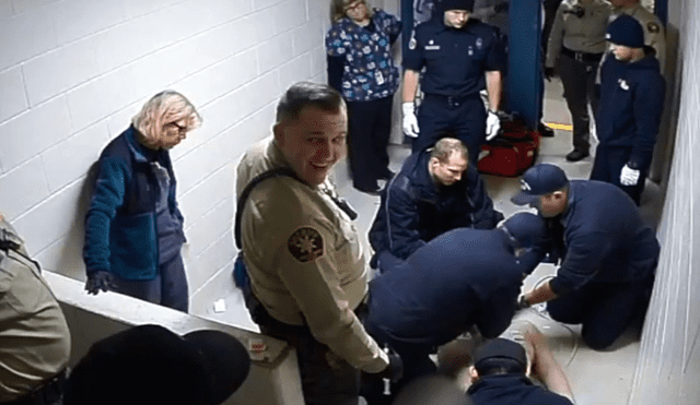 Policías se ríen mientras hombre esquizofrénico muere en su celda [VIDEO]