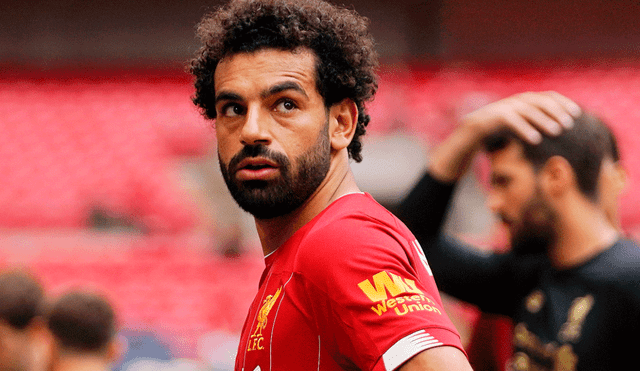 Mohamed Salah en desacuerdo con la intervención del VAR.