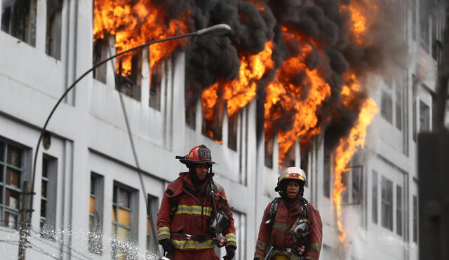 Fuego destruye edificio clausurado por municipalidad