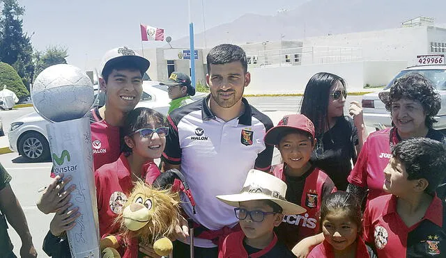 casa. Bernardo Cuesta fue el más requerido por los hinchas en su llegada a Arequipa.