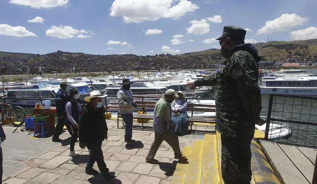 Oficial de la Capitanía de Puerto viendo que se mantenga el orden. Foto: Juan Carlos Cisneros