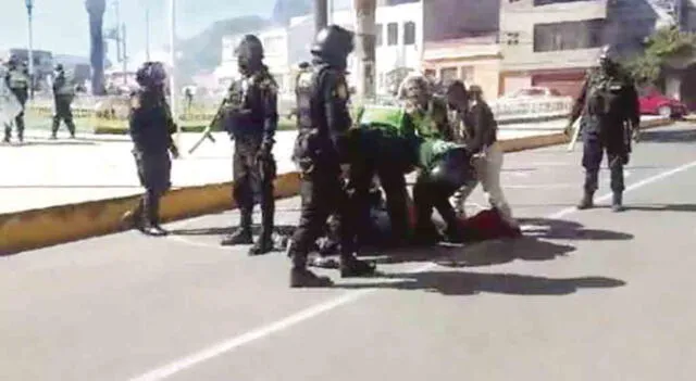 enfrentamiento. Obreros fueron detenidos por miembros de la policía durante protestas.