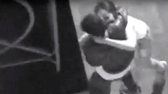 Mujer golpea brutalmente a su pareja en Arequipa y cámaras lo registran [VIDEO]