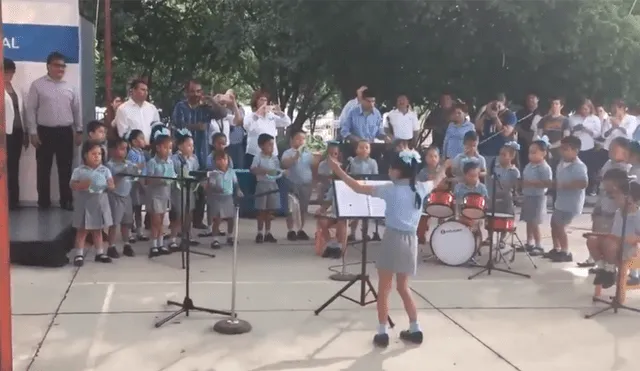 Facebook viral: Niña causa furor con su peculiar forma de dirigir una orquesta infantil [VIDEO]