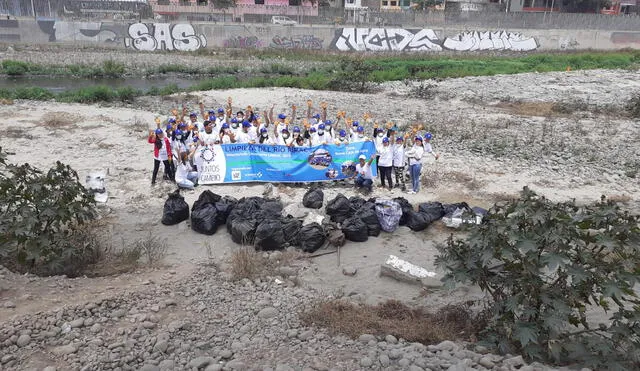 Voluntarios de LAMSAC limpiaron y retiraron basura del río Rímac