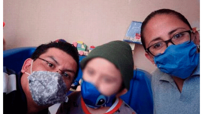 El pequeño Santiago junto a sus padres. El niño pasó 11 días en terapia intensiva. Foto: El Sol de Tlaxcala.