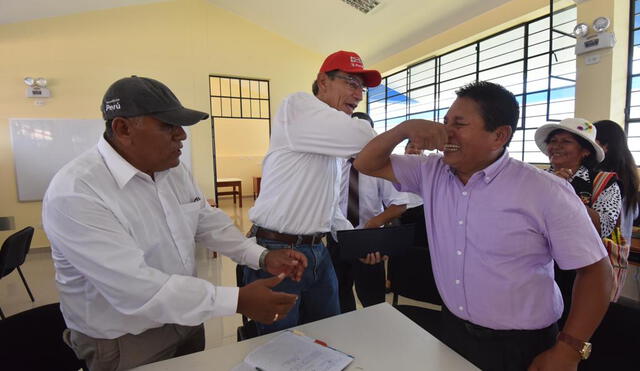 Martín Vizcarra saluda de “codito” para evitar coronavirus