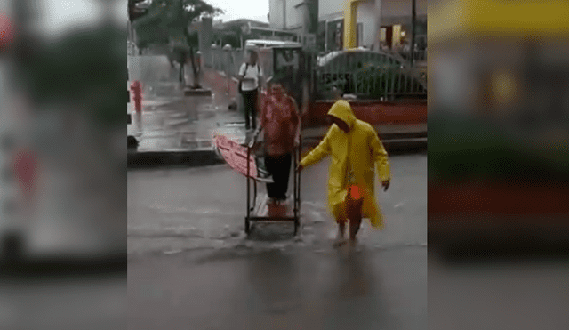 Astuto hombre encontró una particular fuente de ingresos en la terrible situación de calles inundadas por las fuertes lluvias