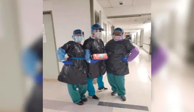 Enfermeras del Hospital Mount Sinai West atienden con bolsas a pacientes con COVID-19. Foto: Facebook