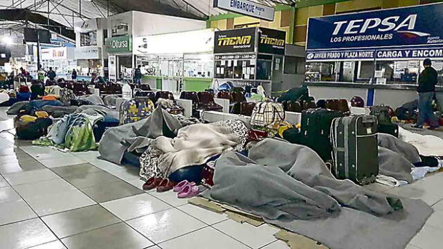 Así. A inicios de mes, eran cientos los que dormían en el terminal.