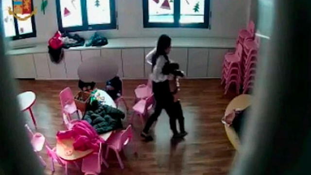 Cámaras de seguridad captan a maestras maltratando brutalmente a niños en salón de clase