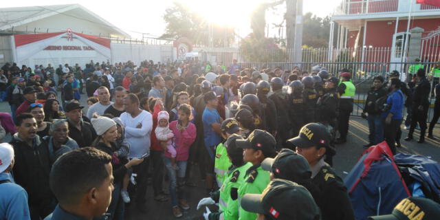 Tacna: Retiran a extranjeros de la calle del consulado chileno [FOTOS y VIDEO] 