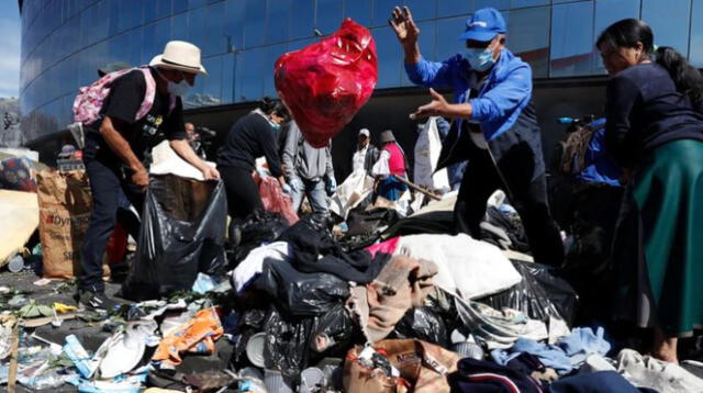 Manifestantes limpian las calles tras protestas en Ecuador