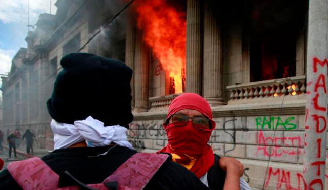 Manifestantes protestan en varias partes de Guatemala contra el Gobierno y el Congreso, en rechazo al presupuesto de ingresos y egresos del Estado para 2021. Foto: EFE