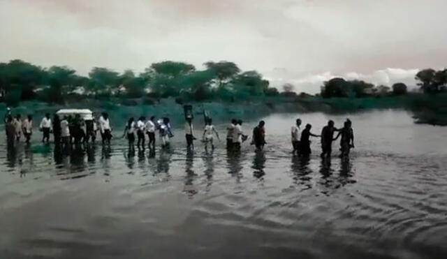 Facebook: Pobladores acompañaron cortejo fúnebre pese a inundación en Piura [VIDEO]