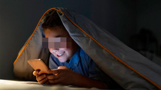 Niño con un teléfono a altas horas de la noche. Foto: difusión.