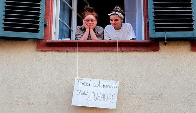 "Sé solidario quédate en casa", se lee este martes en un cartel colgado en la ventana de un domicilio en Heidelberg (Alemania), con motivo del coronavirus. Foto: EFE