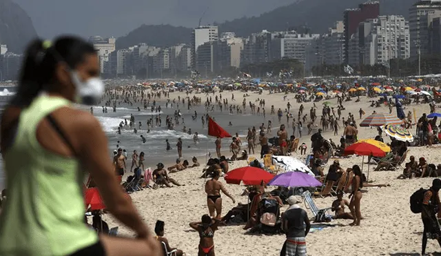 Sin mantener distancia social para evitar la propagación del coronavirus, bañistas disfrutan en la playa de Ipanema en Río de Janeiro. Foto: EFE