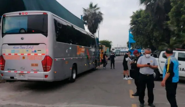 Tras perder ante Sport Huancayo, el plantel íntimo se tapó el escudo y salió del Nacional en otro bus. Foto: difusión