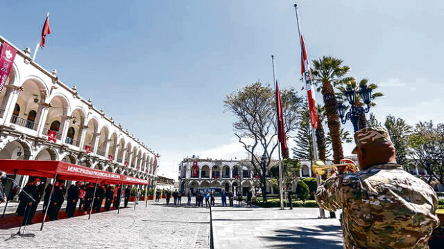 CEREMONIA. Las banderas de Arequipa y el Perú fueron izadas a media asta en señal de duelo por las víctimas de la pandemia.