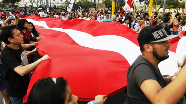 Así se desarrolló la marcha contra blindaje a Chávarry por las calles de Lima [FOTOS y VIDEOS]
