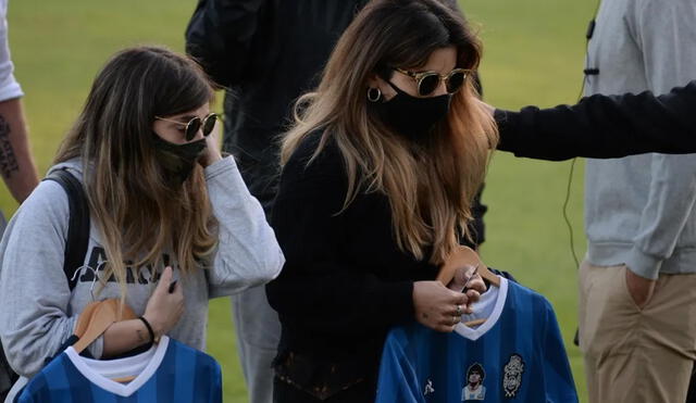 Dalma y Gianinna Maradona acudieron al Bosque al tributo a su padre. Foto: TNT Sports