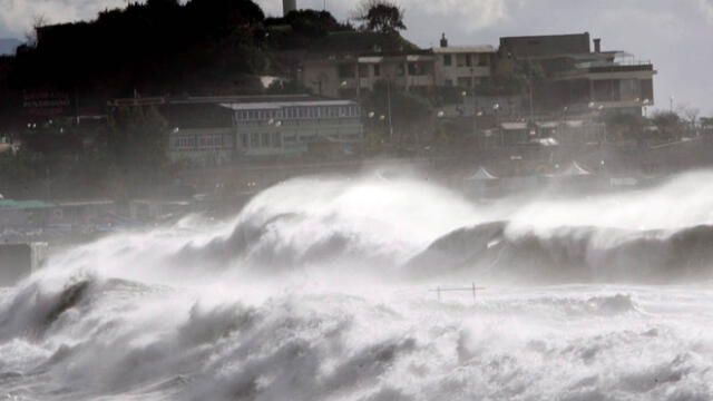 Gigantesca ola arrasa con un restaurante en Italia [VIDEO]
