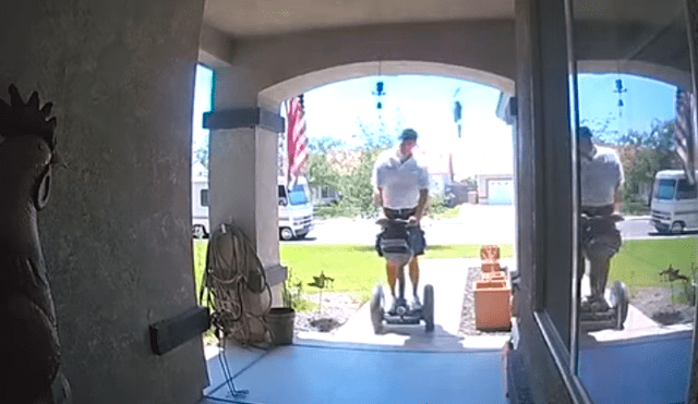 En YouTube, unas cámaras de seguridad grabaron cuando repartidor iba dejar un paquete en una casa y fue sorprendido por un gato que saltó encima de él.