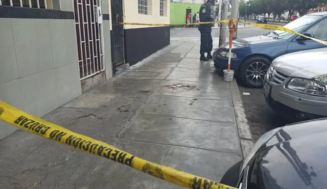 Policía cercó la zona para iniciar con las investigaciones en el edificio donde se produjeron los hechos. Créditos: Raúl Egusquiza / URPI-GLR