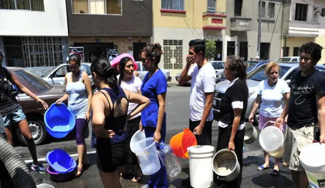 Agua potable no llega a algunos domicilios de los distritos de Lima