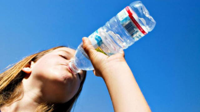 Toma agua a diario para no perder electrolitos