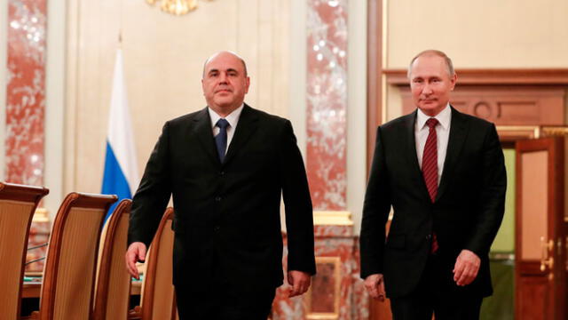 El presidente ruso Vladimir Putin (der.) y el primer ministro Mikhail Mishustin (izq) llegan para reunirse con miembros del nuevo gobierno en Moscú el 21 de enero de 2020. Foto: AFP