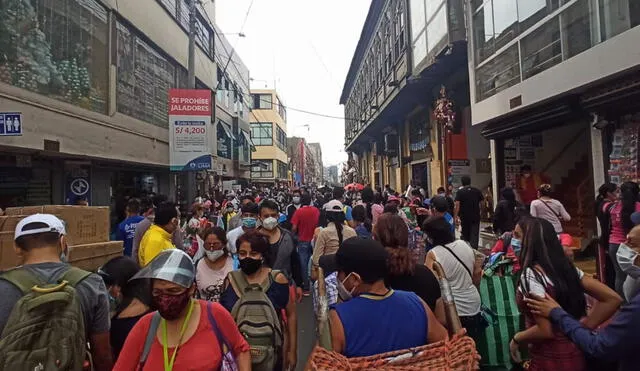 Decenas de ambulantes se encuentran en las calles de Mesa Redonda. Foto: María Pía Ponce/URPI-GLR