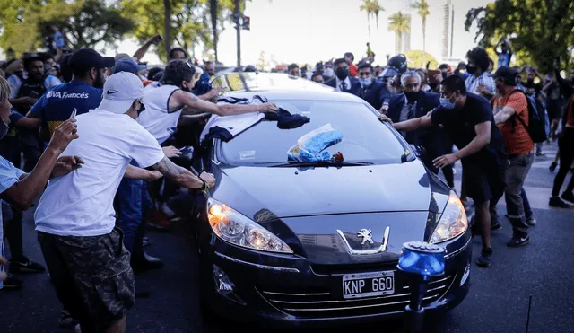 Varios hinchas se acercaron al auto que trasladaba el cuerpo de Maradona rumbo al entierro en el cementerio Bella Vista. Foto: EFE/Juan Ignacio Roncoroni.