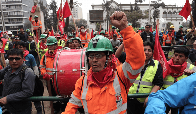 Se registró un enfrentamiento entre los mineros y la Policía. (Foto: Aldair Mejía)