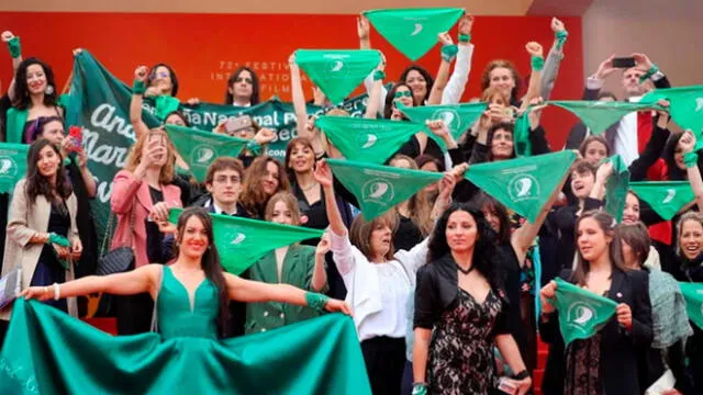 Protesta de 'pañuelos verdes' por aborto legal en Argentina en alfombra roja de Cannes [FOTOS y VIDEO]