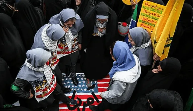 Manifestantes iraníes queman dólares y banderas de EE.UU. en víspera de reanudación de sanciones 