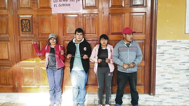 Rondas toman municipio y alumnos se encadenan contra cierre de filial de UNT 