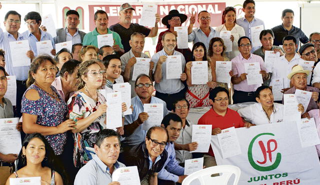 Encuentro. Yehude Simon junto a integrantes de Juntos por el Perú, en Asamblea Nacional. (Foto: Virgilio Grajeda)