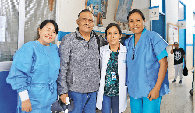 Labor. Manuel Anacleto junto a Escajadillo y enfermeras.