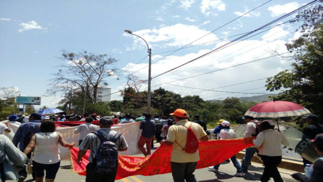 Tarapoto: pese al intenso sol maestros siguen marchando 