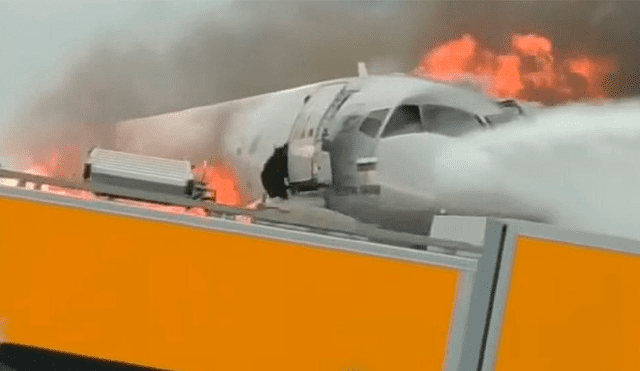 Rusia: copiloto del avión incendiado en Moscú regresó para salvar pasajeros [VIDEO]