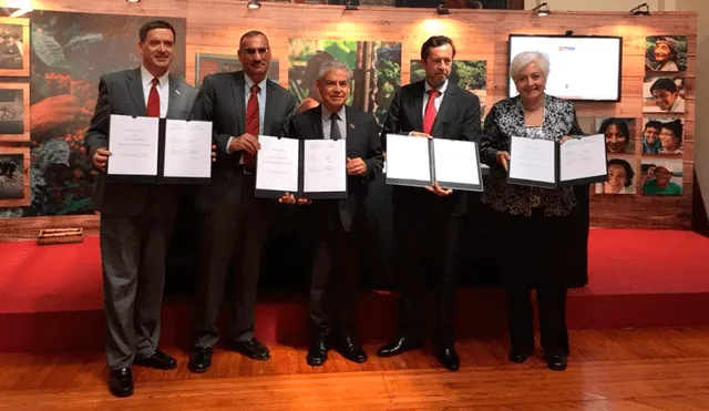Perú y Estados Unidos firman acuerdo para mejorar zonas en donde su cultivaba hoja de coca
