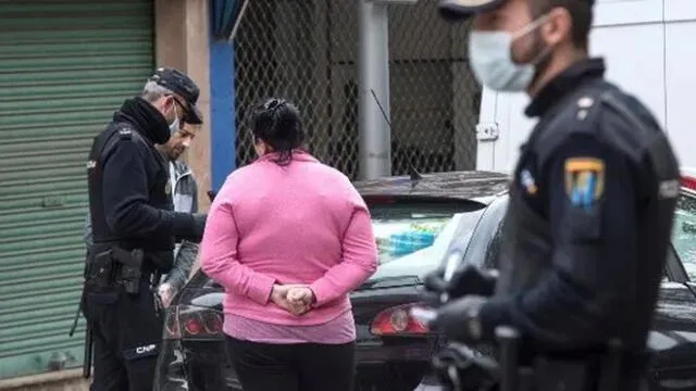 Cuando fue detenida la mujer tenía nueve mascarillas en su posesión. (Foto: EFE)